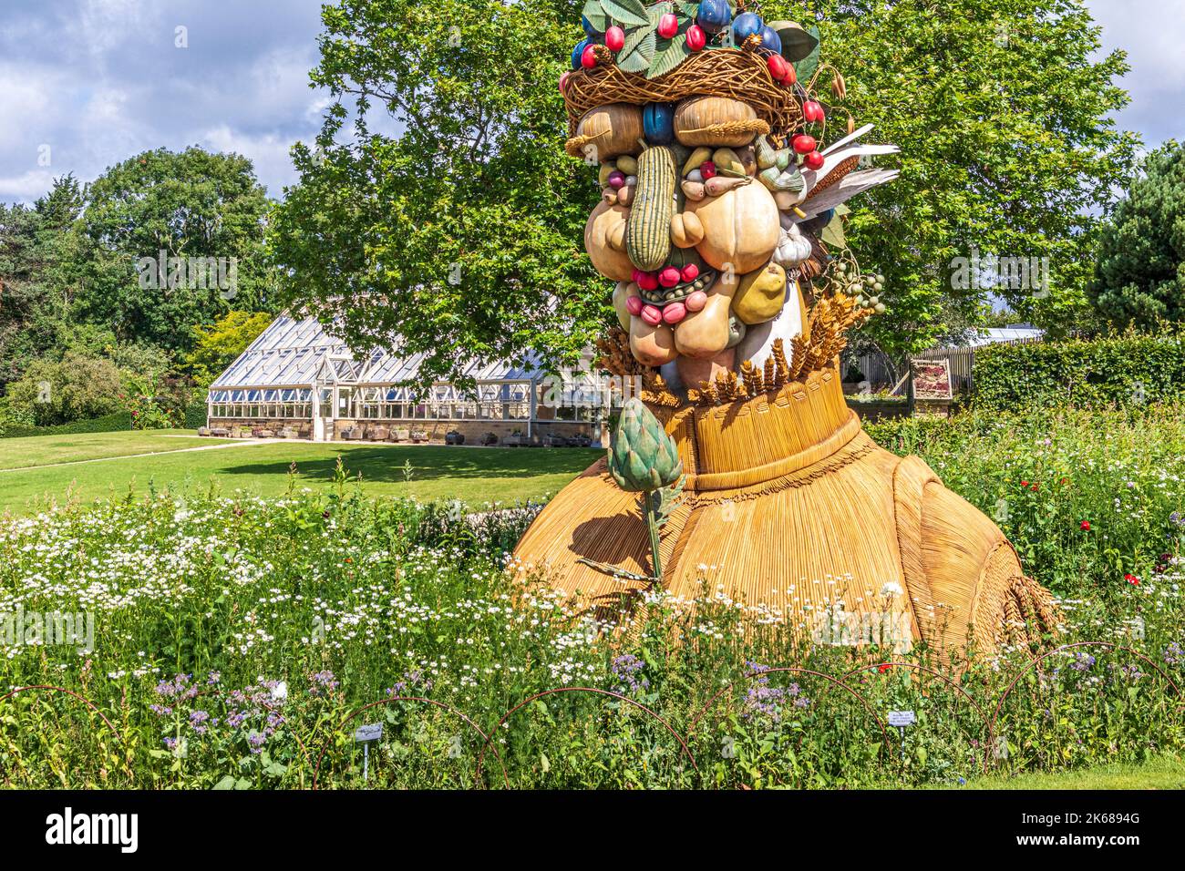 Una delle sculture del Four Seasons Trail di Philip Haas al RHS Garden Harlow Carr vicino Harrogate, Yorkshire UK Foto Stock