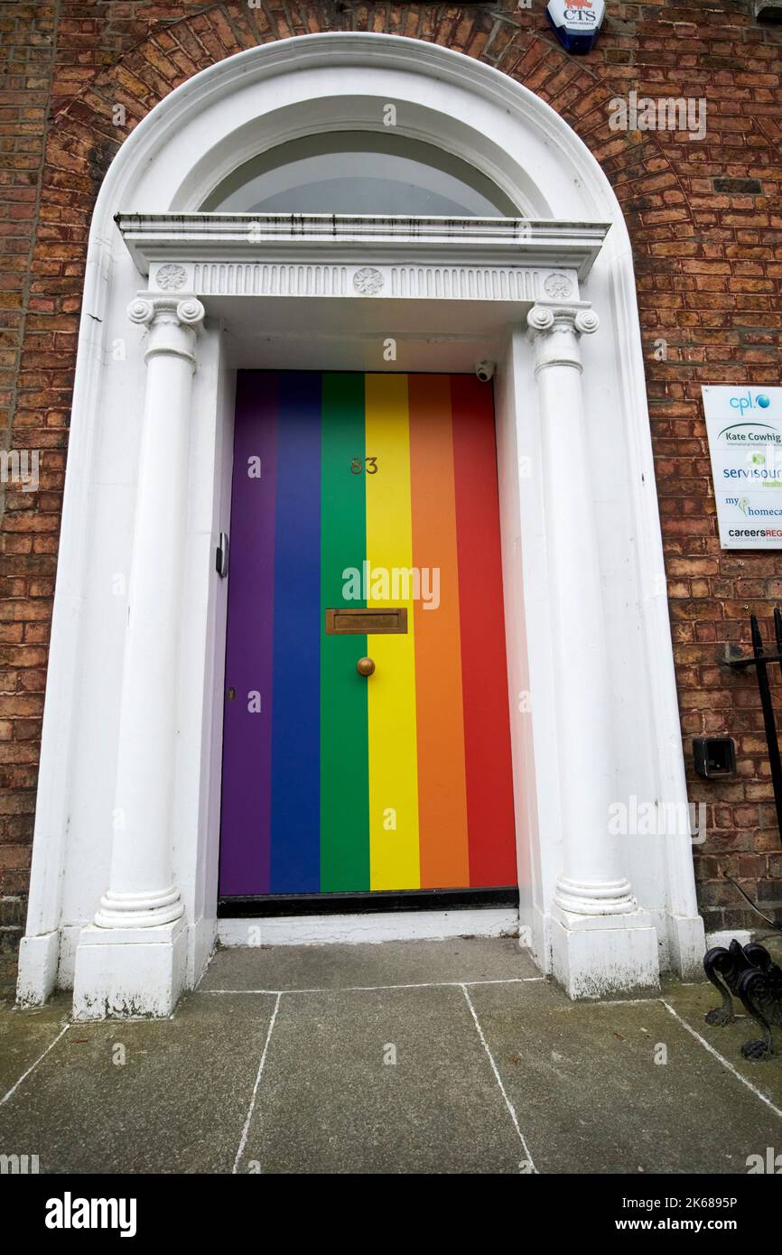 rainbow lgbtq+ sulla porta georgiana 83 merrion square sud dublino repubblica d'irlanda Foto Stock