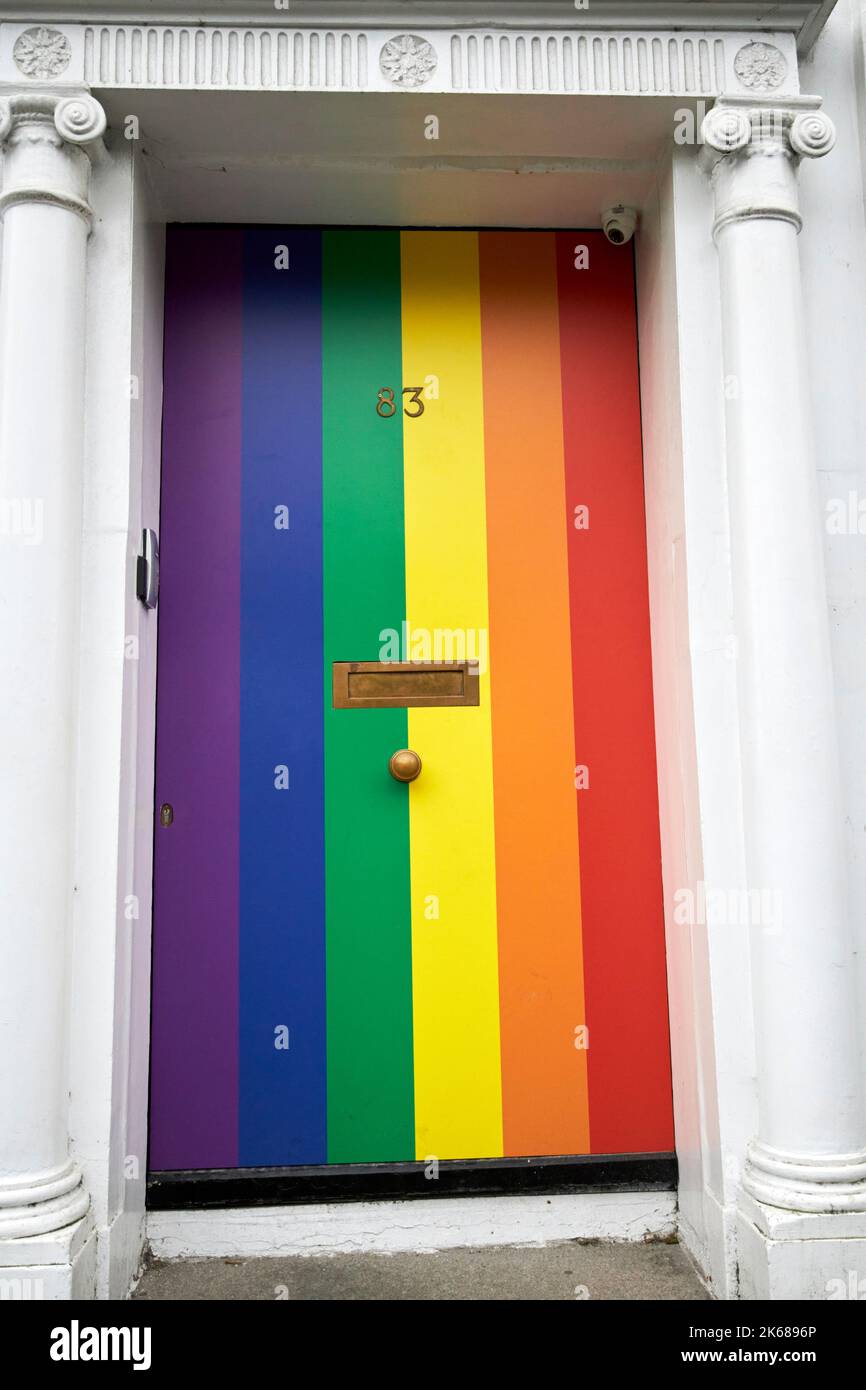 rainbow lgbtq+ sulla porta georgiana 83 merrion square sud dublino repubblica d'irlanda Foto Stock