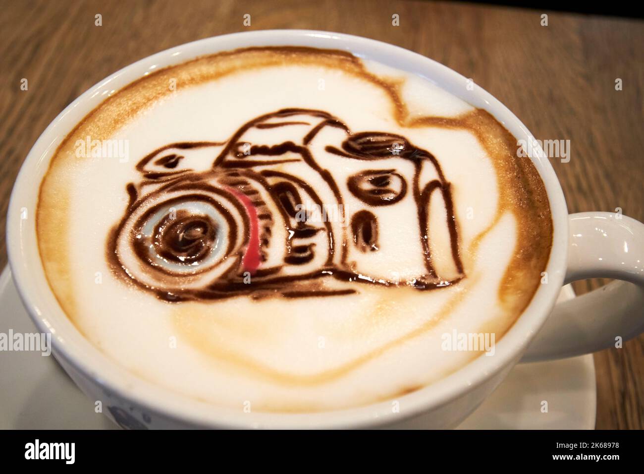 macchina fotografica caffè arte disegnata su un cappuccino fatto da caffè beanhive dublino repubblica d'irlanda Foto Stock