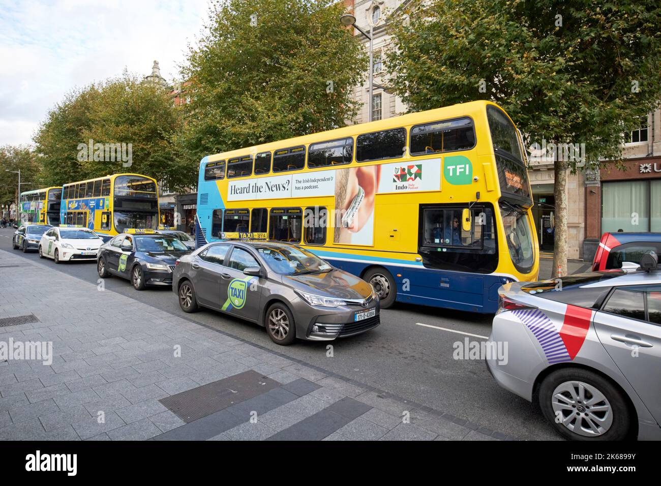 taxi e autobus durante l'ora di punta su oconnell street dublino repubblica d'irlanda Foto Stock