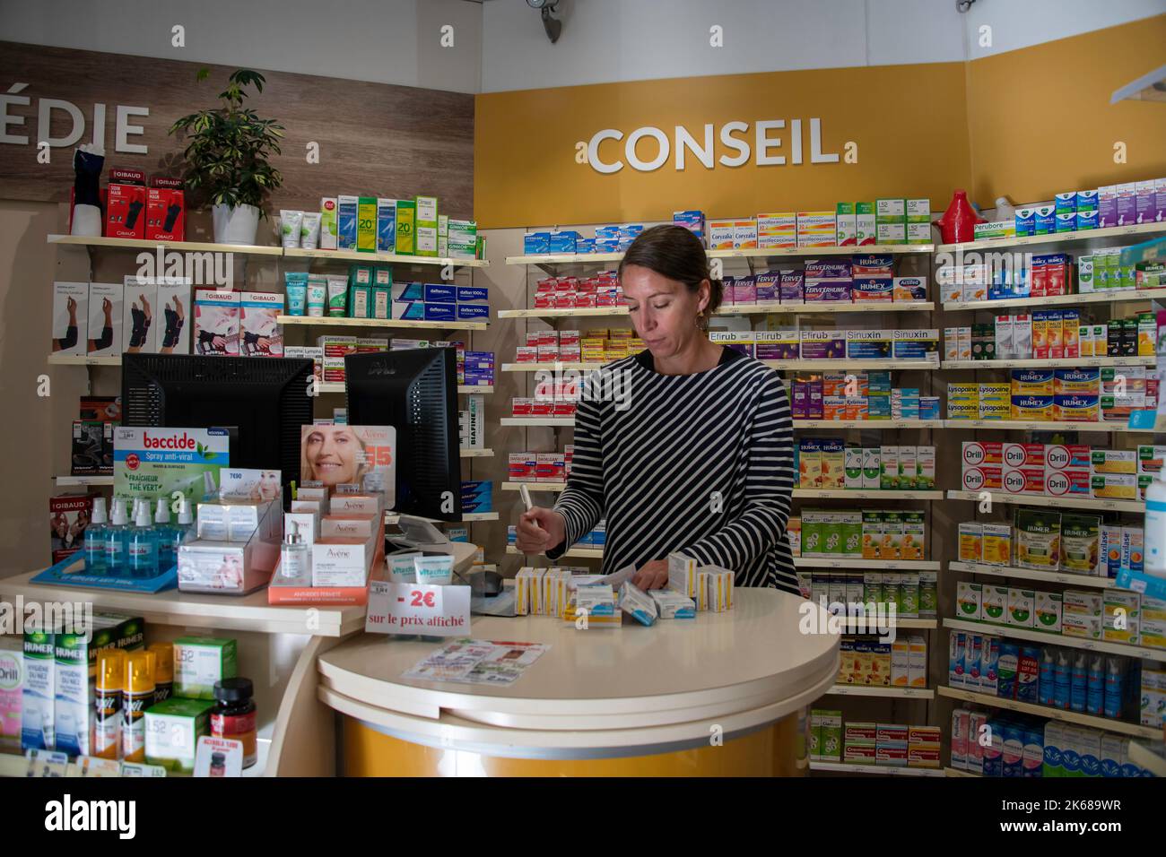 Attività quotidiane in farmacia Foto Stock