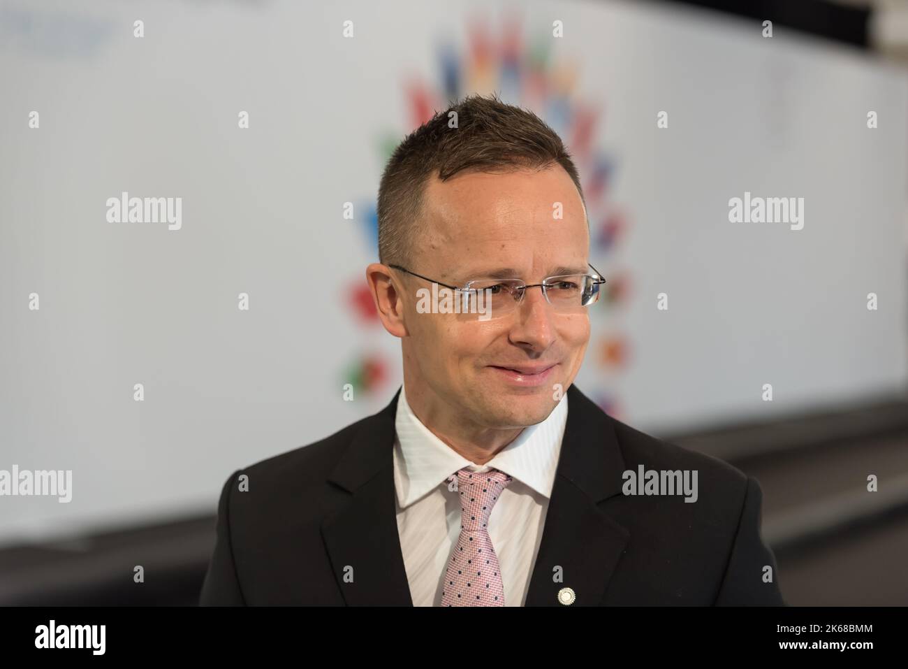 Praga, Repubblica Ceca. 12th Ott 2022. Il ministro degli Affari esteri e del Commercio ungherese Peter Szijjarto parla ai media prima della riunione informale dei ministri europei dell'energia a Praga. Tra i temi principali della riunione figurano l'idrogeno, la preparazione energetica per il prossimo inverno, la diminuzione dell'approvvigionamento di gas russo in Europa, l'aumento dei prezzi dell'energia e l'eventuale revisione del mercato europeo dell'energia elettrica. (Foto di Tomas Tkacik/SOPA Images/Sipa USA) Credit: Sipa USA/Alamy Live News Foto Stock