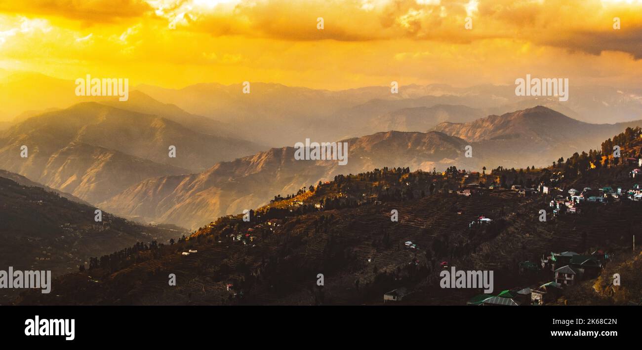 500px Foto ID: 1007205323 - Sole nella valle di Mandi, Himachal Pradesh, India. Foto Stock