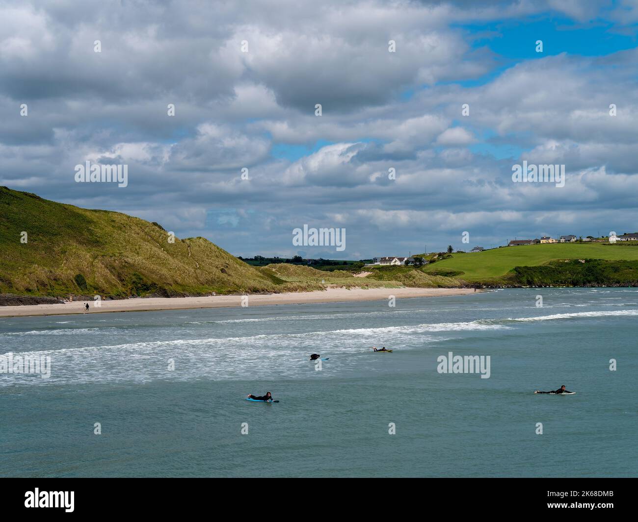 West Cork, Irlanda, 12 giugno 2022. I surfisti cavalcano le onde a Clonakilty, in estate. Sport acquatici in Irlanda, paesaggio. La costa irlandese dell'Atlantico o Foto Stock
