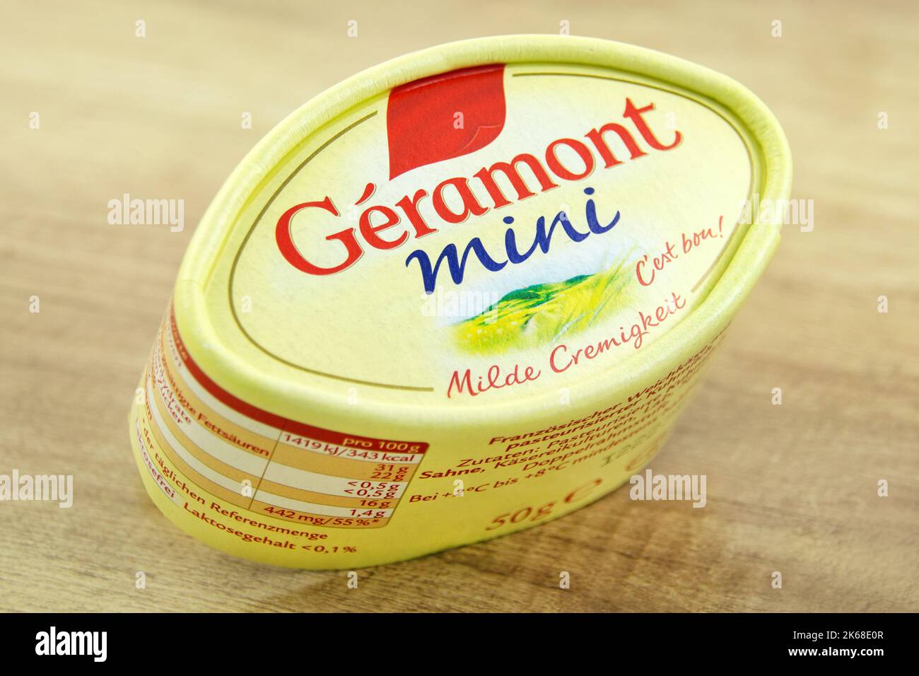 1 Mini Käse Geramont mit Verpackung Foto Stock