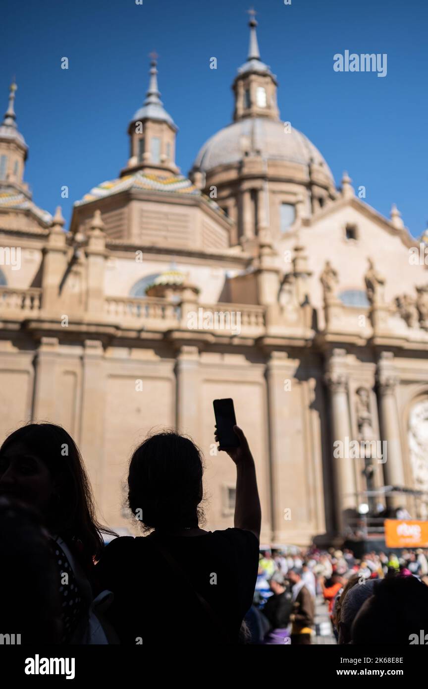 L'offerta di fiori alla Virgen del Pilar è l'evento più importante e popolare delle Fiestas del Pilar che si svolge il giorno ispanico di Saragozza, Spagna Foto Stock