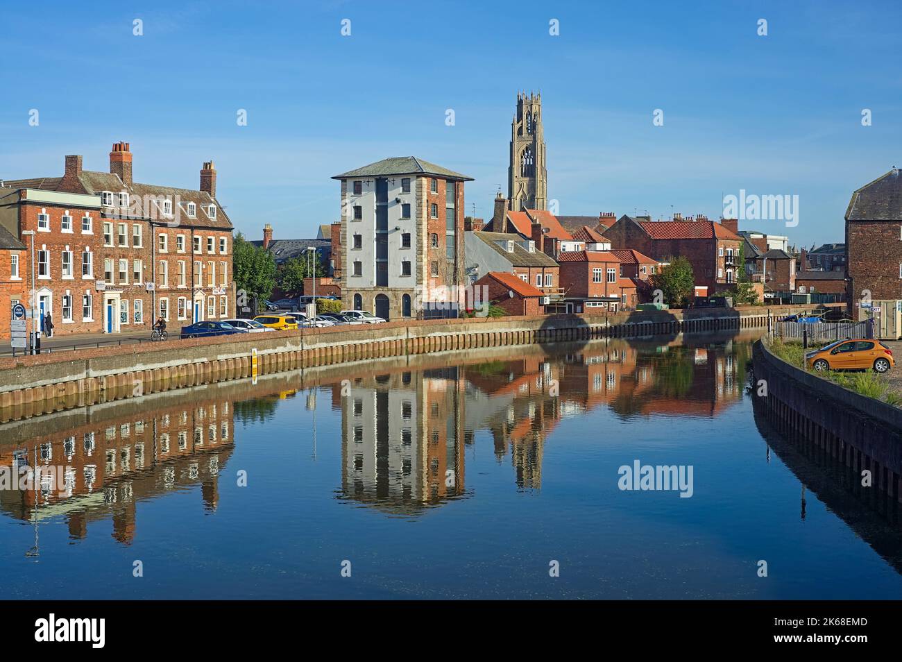 Gli edifici di High Street e il parcheggio accanto al fiume Haven con il ceppo di Boston durante l'estate a Boston nel Lincolnshire Foto Stock