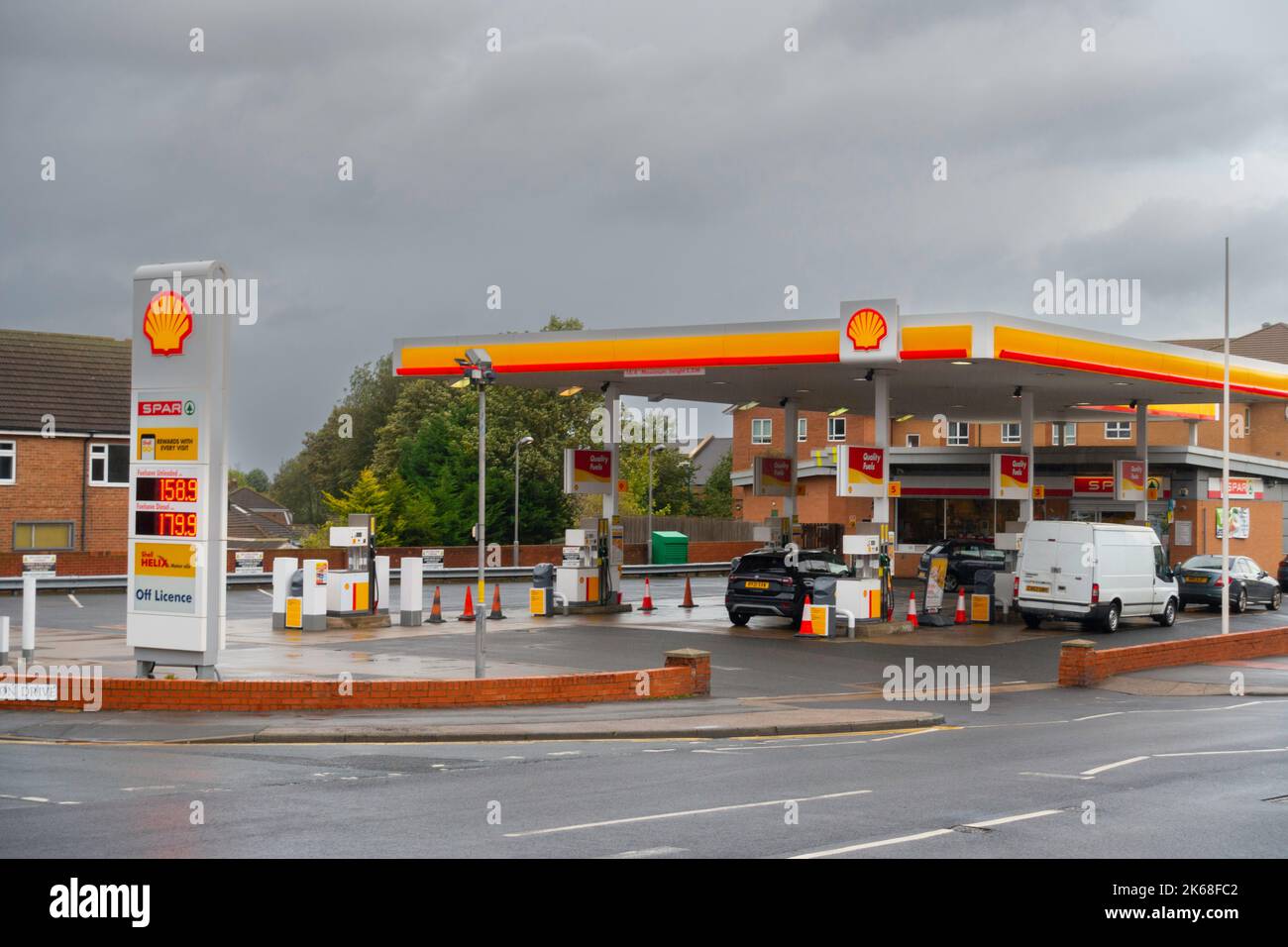 Stazione di rifornimento di Village Shell a Eston Cleveland North Yorkshire Inghilterra in una giornata piovosa Foto Stock