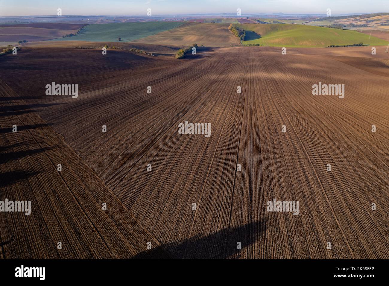 Autunno terreni agricoli e alberi in Moravia ceca visto dall'alto, modelli e linee sul terreno, fotografia drone Foto Stock