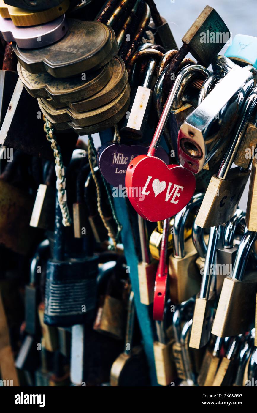Love Locks riempie la ferrovia sul ponte Weir, nel Bakewell Derbyshire, prima della rimozione nel 2024 Foto Stock