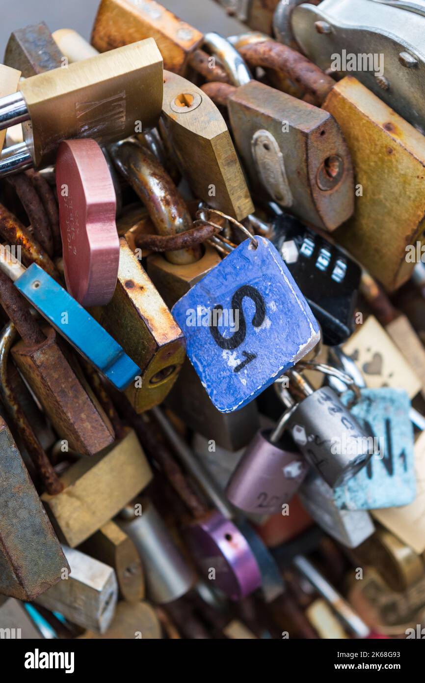 Love Locks riempie la ferrovia sul ponte Weir, nel Bakewell Derbyshire, prima della rimozione nel 2024. Foto Stock