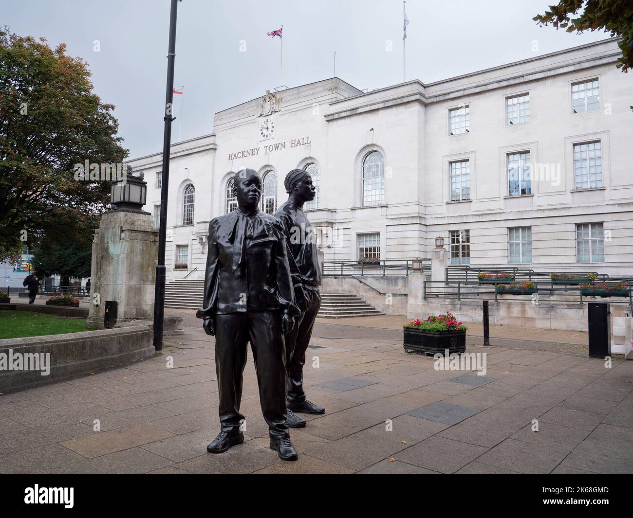 Il municipio di Hackney, Hackney, Londra, Regno Unito, con la scultura Warm Shores di Thomas J Price, in onore della Windrush Generation è stato svelato nel giugno 2022 Foto Stock