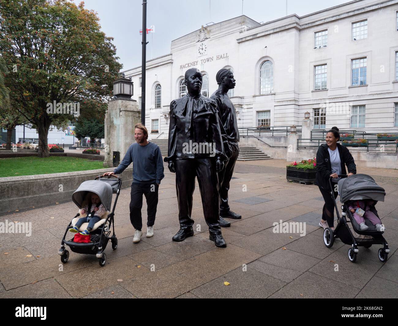 Il municipio di Hackney, Hackney, Londra, Regno Unito, con la scultura Warm Shores di Thomas J Price, in onore della Windrush Generation è stato svelato nel giugno 2022 Foto Stock