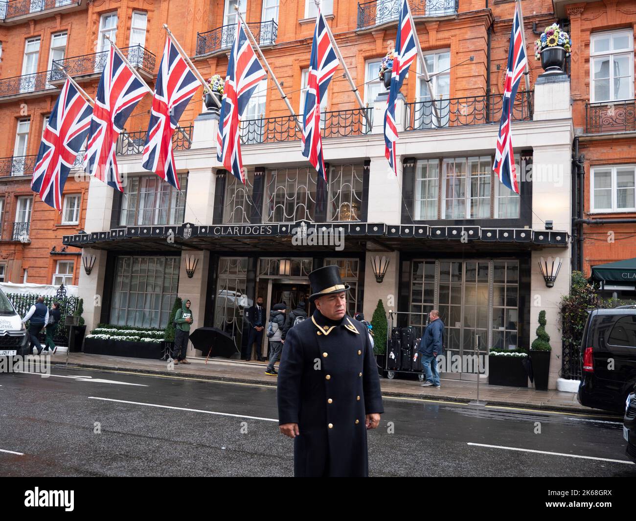 Portiere, Concierge al Claridge's Hotel Mayfair, Londra, Regno Unito Foto Stock