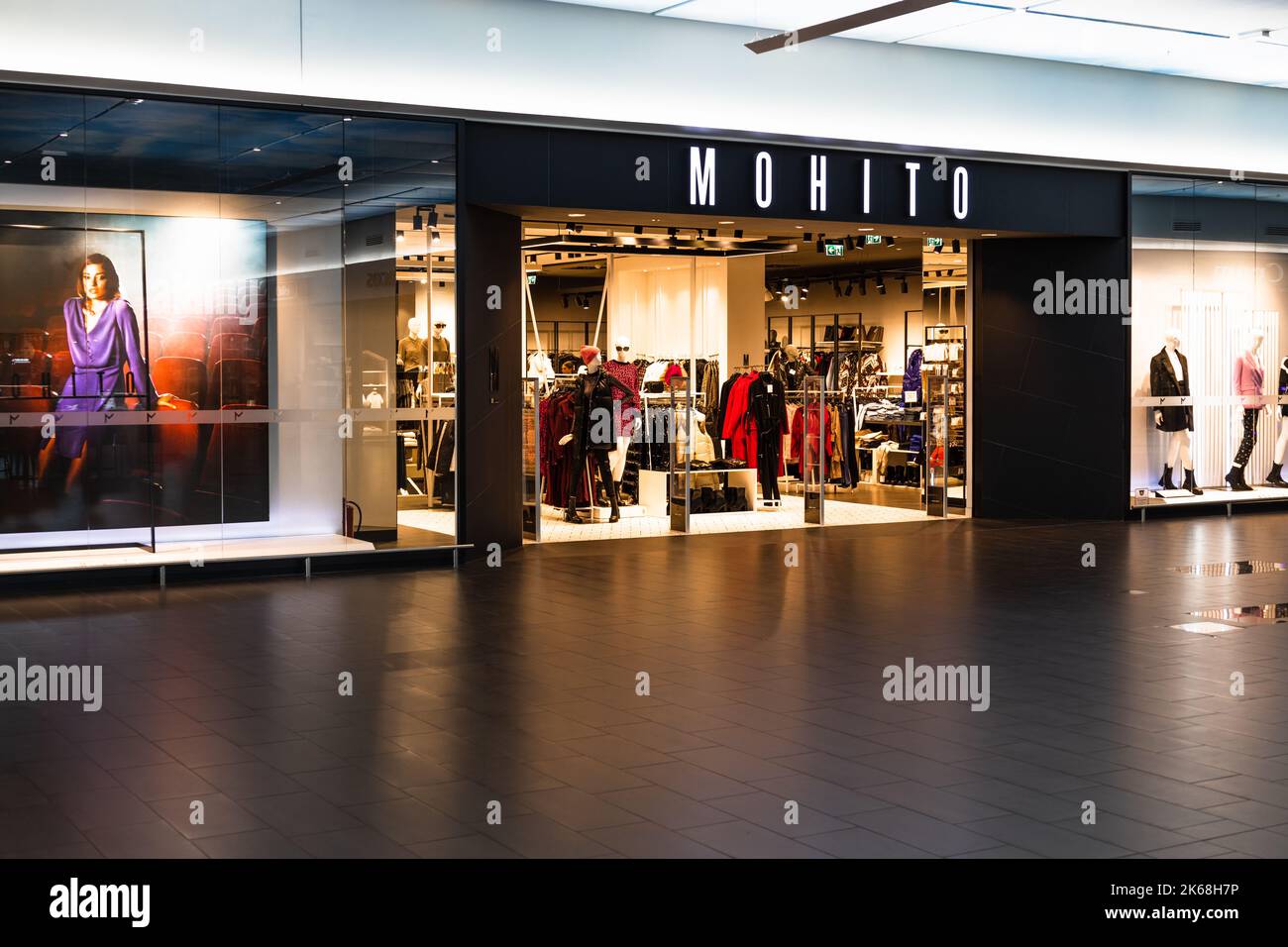 Ingresso principale al negozio di moda Mohito nel centro commerciale. Kaunas, Lituania, 27 settembre 2022 Foto Stock