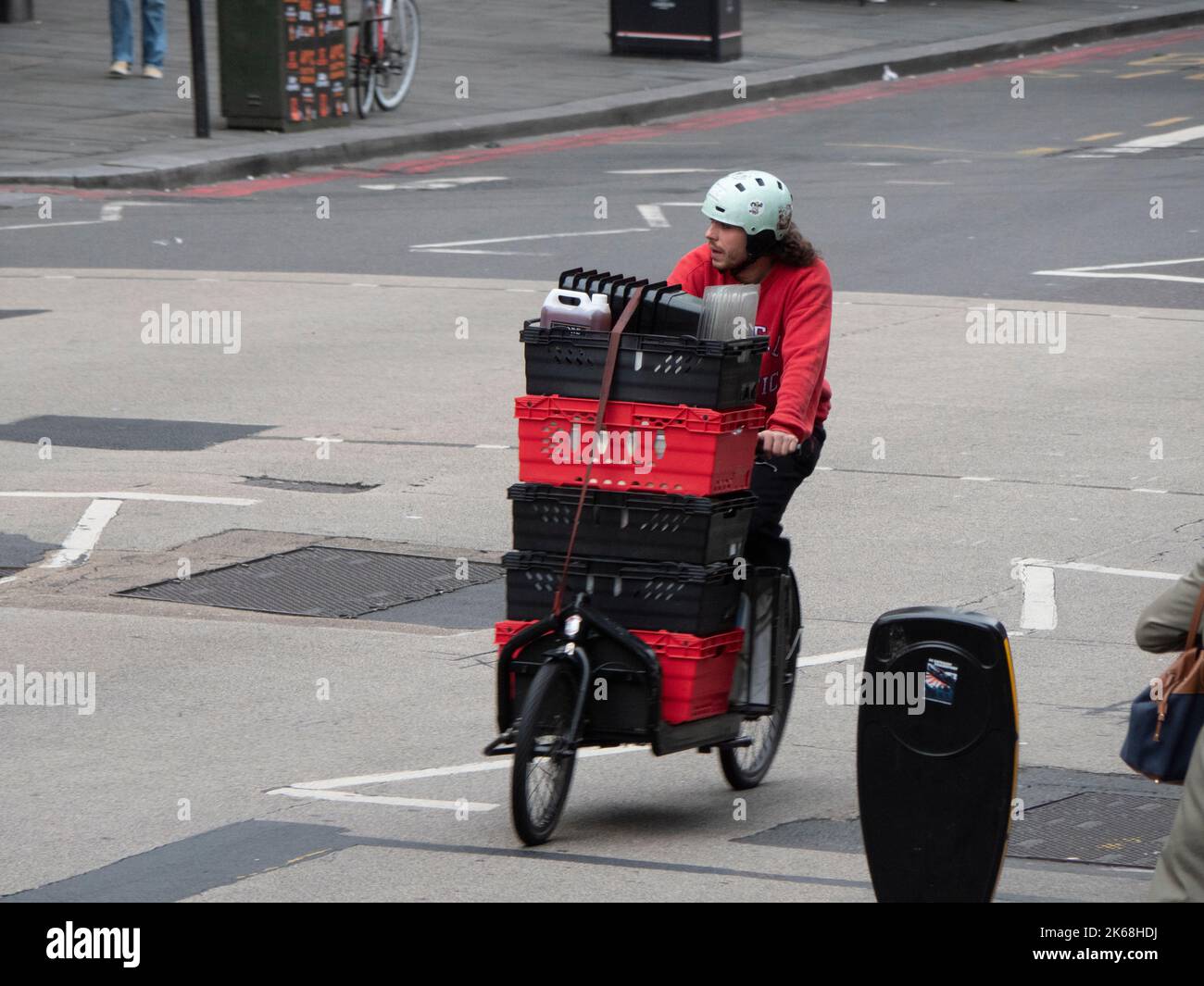 Motociclista completamente carico a Londra, Regno Unito Foto Stock