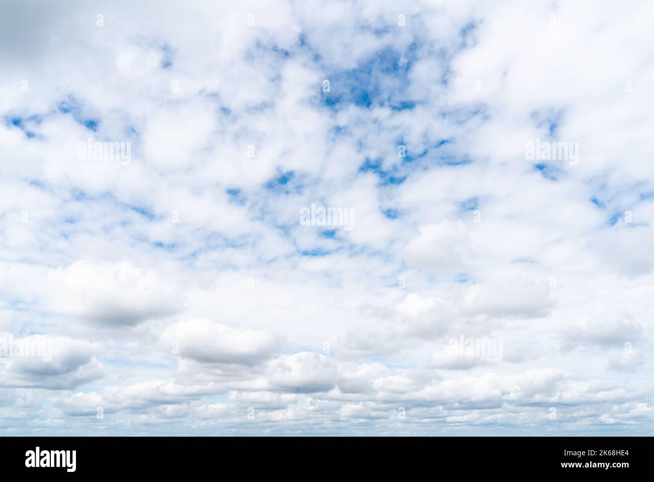 Blue sky con sfondo bianco delle nuvole Foto Stock