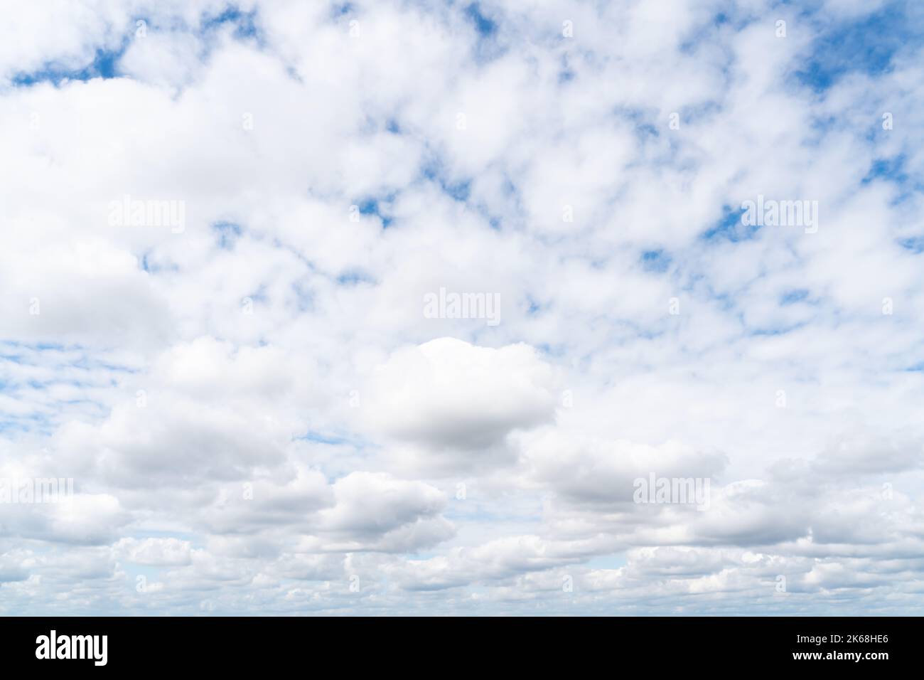 Blue sky con sfondo bianco delle nuvole Foto Stock