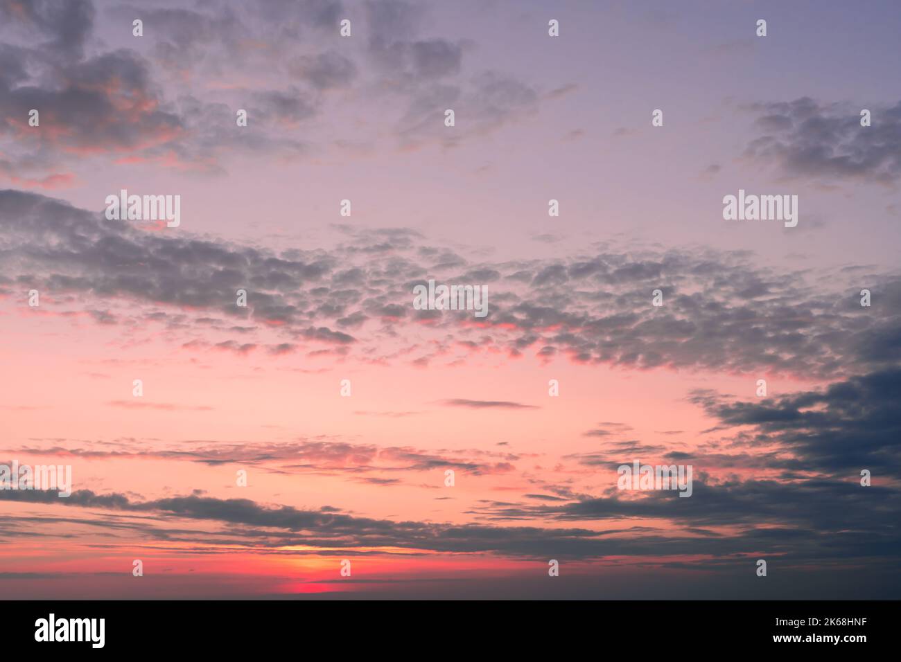 lilla blu tramonto rosa cielo nuvole soffici su oro tramonto estate tropicale natura sfondo paesaggio Foto Stock