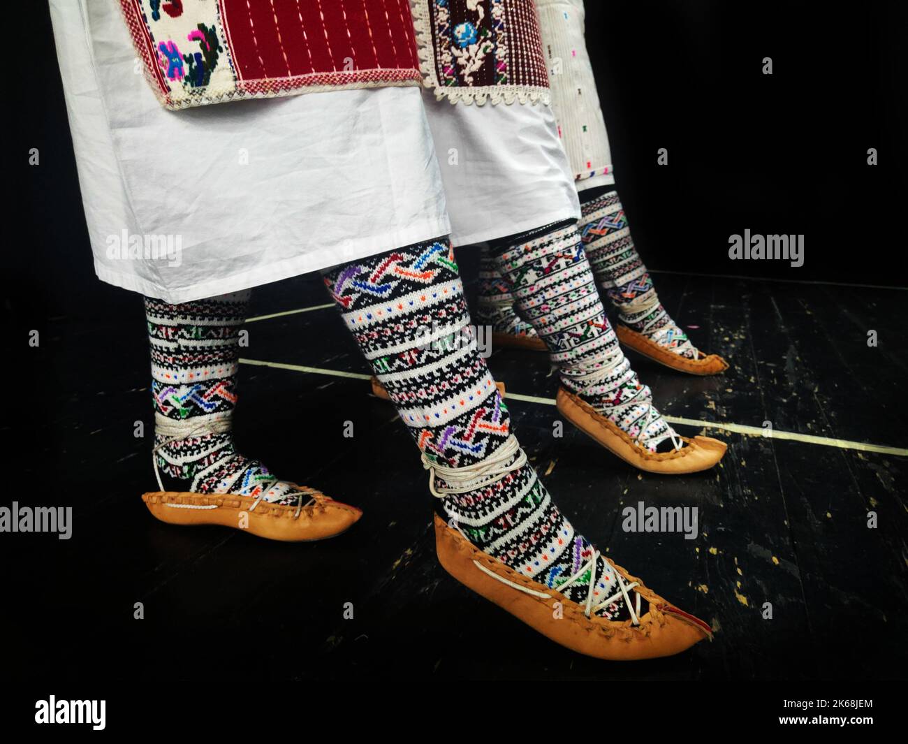 I piedi di una danzatrice slava tradizionale che si riflette nello specchio Foto Stock