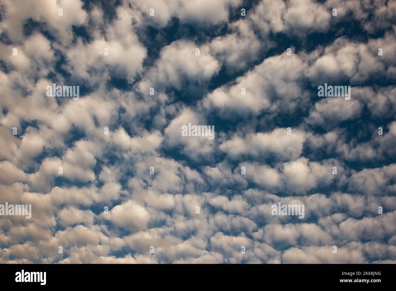 Nuvole sul cielo blu Foto Stock