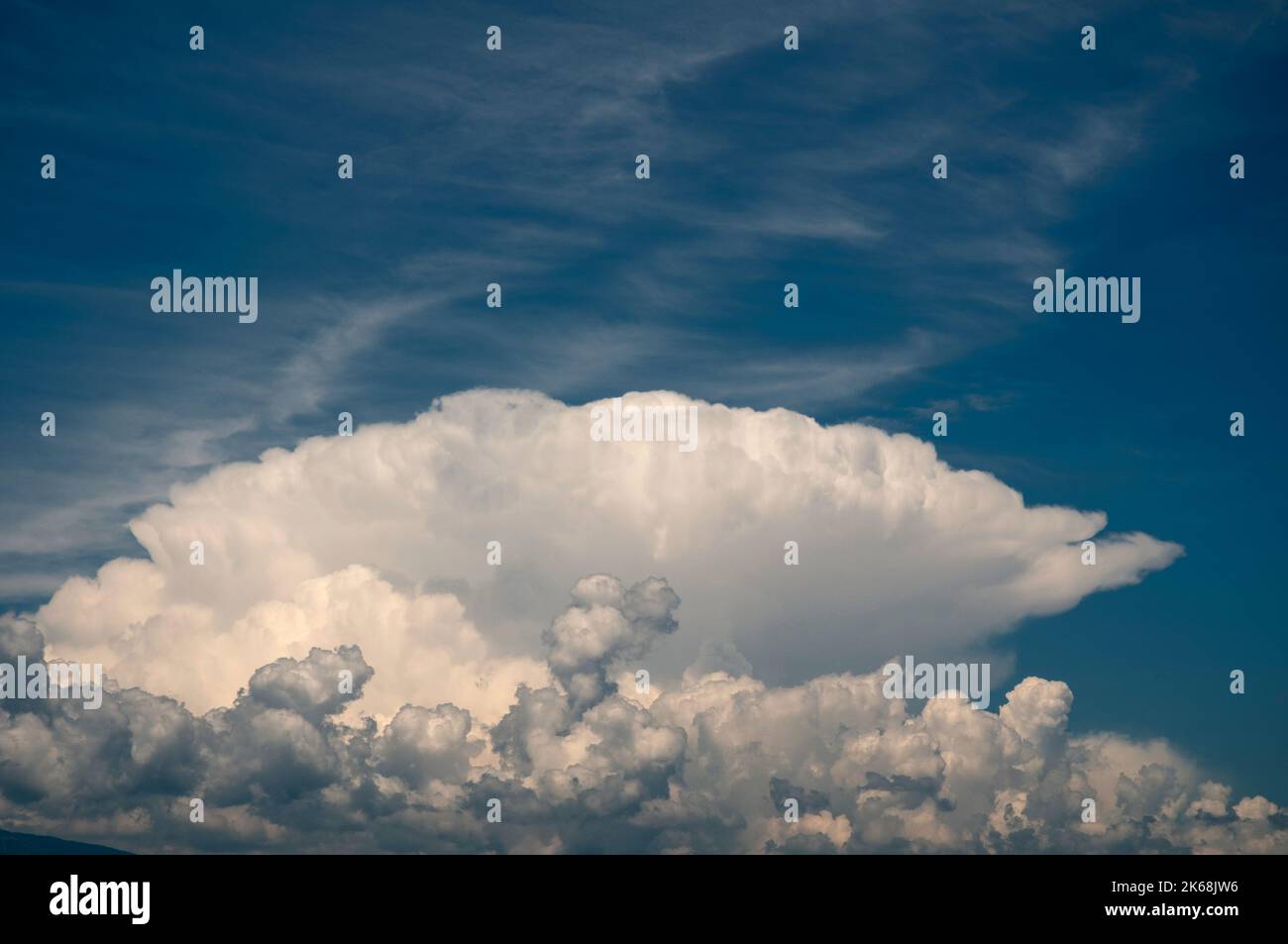 Nuvole sul cielo blu Foto Stock