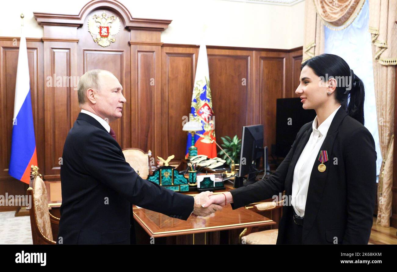 Mosca, Russia. 12th Ott 2022. Il presidente russo Vladimir Putin presenta l'Eroe della Russia Star, a Elena Karabet, figlia di Olga Kachura, destra, al Cremlino, il 12 ottobre 2022 a Mosca, Russia. Kachura era un separatista e colonnello ucraino pro-russo nella milizia popolare di Donetsk uccisa in azione. Credit: Gavriil Grigorov/Kremlin Pool/Alamy Live News Foto Stock