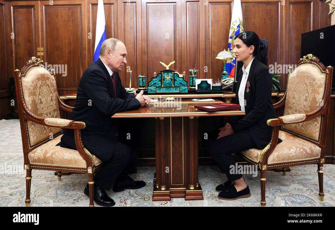 Mosca, Russia. 12th Ott 2022. Il presidente russo Vladimir Putin incontra Elena Karabet, destra, figlia di Olga Kachura, al Cremlino, il 12 ottobre 2022 a Mosca, Russia. Putin ha postumo assegnato l'Eroe della Stella russa a Kachura, un separatista e colonnello ucraino pro-russo nella milizia popolare di Donetsk ucciso in azione. Credit: Gavriil Grigorov/Kremlin Pool/Alamy Live News Foto Stock