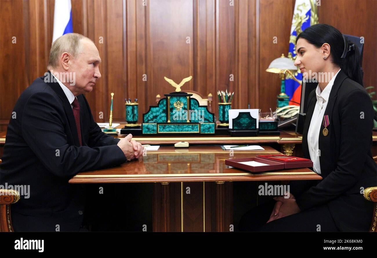 Mosca, Russia. 12th Ott 2022. Il presidente russo Vladimir Putin incontra Elena Karabet, destra, figlia di Olga Kachura, al Cremlino, il 12 ottobre 2022 a Mosca, Russia. Putin ha postumo assegnato l'Eroe della Stella russa a Kachura, un separatista e colonnello ucraino pro-russo nella milizia popolare di Donetsk ucciso in azione. Credit: Gavriil Grigorov/Kremlin Pool/Alamy Live News Foto Stock