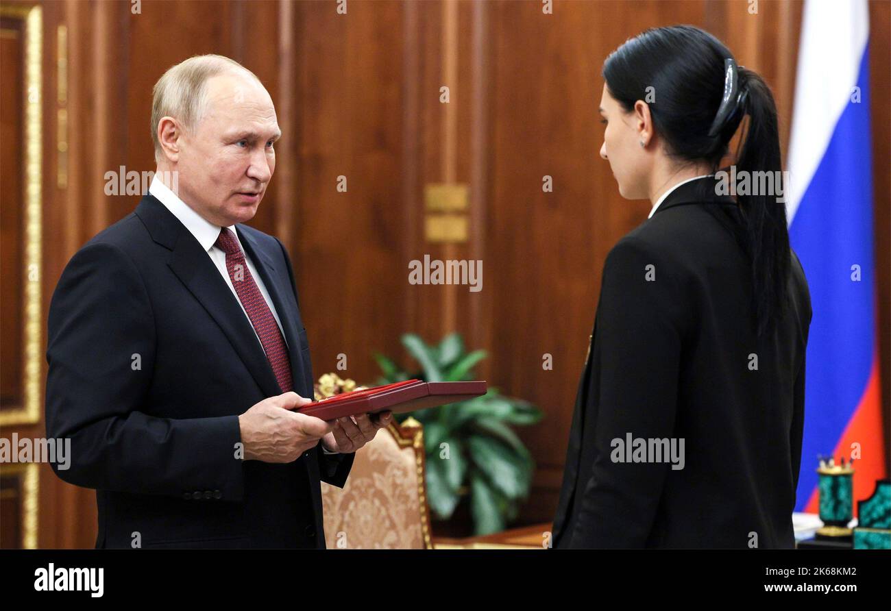 Mosca, Russia. 12th Ott 2022. Il presidente russo Vladimir Putin presenta l'Eroe della Russia Star, a Elena Karabet, figlia di Olga Kachura, destra, al Cremlino, il 12 ottobre 2022 a Mosca, Russia. Kachura era un separatista e colonnello ucraino pro-russo nella milizia popolare di Donetsk uccisa in azione. Credit: Gavriil Grigorov/Kremlin Pool/Alamy Live News Foto Stock