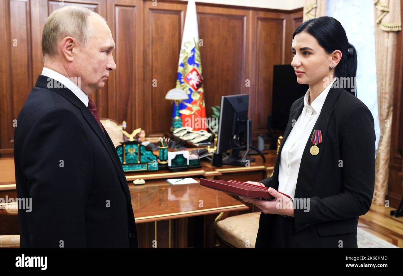 Mosca, Russia. 12th Ott 2022. Il presidente russo Vladimir Putin presenta l'Eroe della Russia Star, a Elena Karabet, figlia di Olga Kachura, destra, al Cremlino, il 12 ottobre 2022 a Mosca, Russia. Kachura era un separatista e colonnello ucraino pro-russo nella milizia popolare di Donetsk uccisa in azione. Credit: Gavriil Grigorov/Kremlin Pool/Alamy Live News Foto Stock