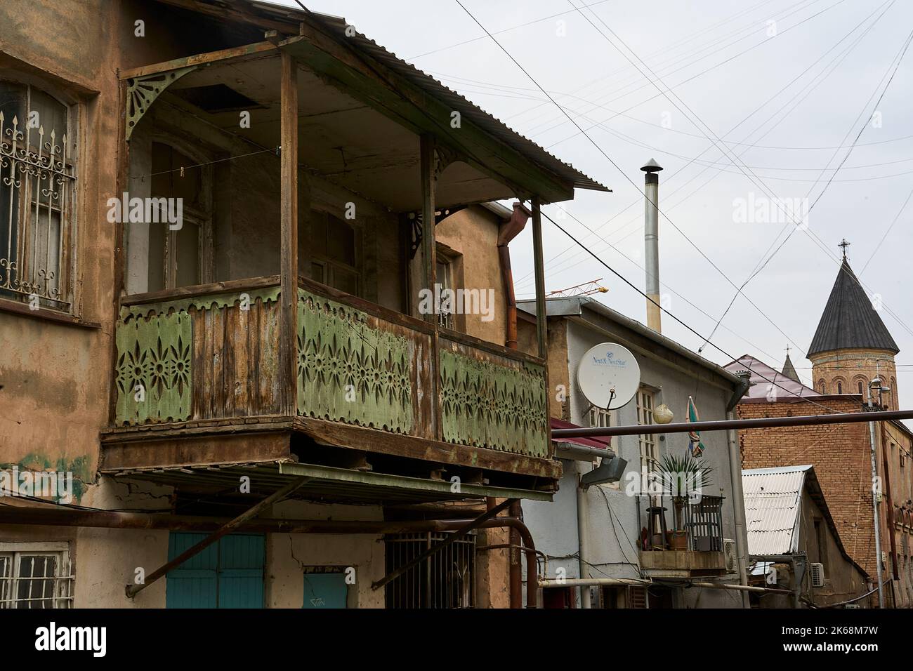 Typisches Haus mit hölzernem Balkon, Mittelalterliches Stadtzentrum Kala, Altstadt, Tilis, Georgien Foto Stock