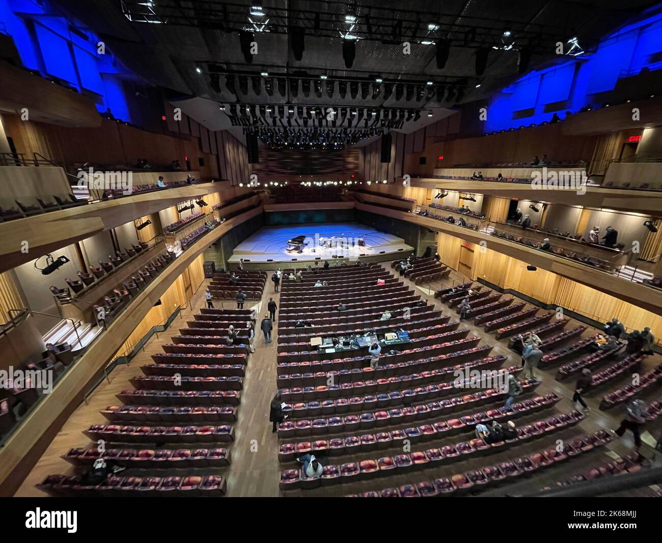 11 ottobre 2022, New York City, New York, USA: Una vista dell'interno della nuova David Geffen Hall, ristrutturata da $550 milioni di dollari, che ospita la New York Philharmonic al Lincoln Center. La nuova sala vanta un'acustica migliorata e posti a sedere più intimi con una rimozione di 500 posti a sedere. La sala concerti interna è ora chiamata Wu Tsai Theater per una donazione di $50 milioni di dollari dal sito di e-commerce cinese, cofondatore di Alibaba Joseph Tsai e moglie Clara Wu Tsai. (Credit Image: © Nancy Kaszerman/ZUMA Press Wire) Foto Stock