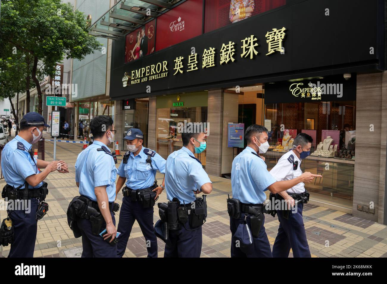 Gli agenti di polizia indagano sulla scena dell'Imperatore Watch e del negozio di gioielli su Canton Road vicino all'incrocio di Peking Road dopo che il negozio è stato derubato. Una collana con giada e diamanti del valore di HK$22 milioni è stata rubata. 10OCT22 SCMP / Sam Tsang Foto Stock