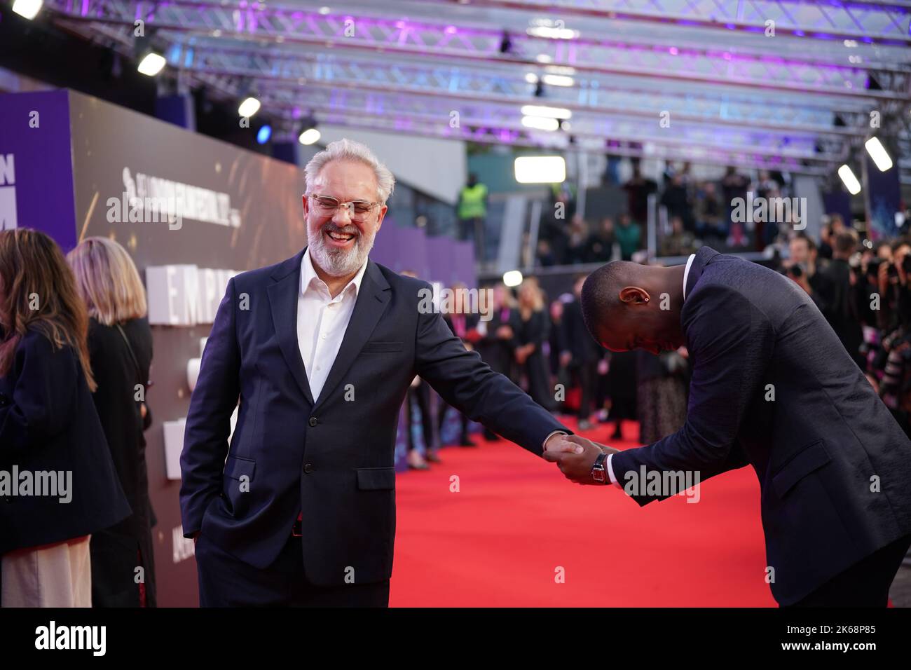 Sam Mendes (a sinistra) e Micheal Ward hanno partecipato alla prima europea di Empire of Light durante il BFI London Film Festival 2022 presso il Royal Festival Hall, Southbank Centre, Londra. Data immagine: Mercoledì 12 ottobre 2022. Foto Stock
