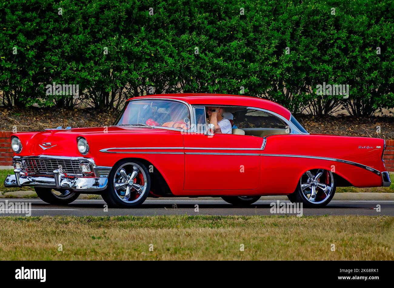 A 1956 Chevrolet Bel Air percorri l'autostrada 90 durante il 26th° festival annuale di auto d'epoca Cruisin’ The Coast, il 8 ottobre 2022, a Biloxi, Mississippi. Foto Stock