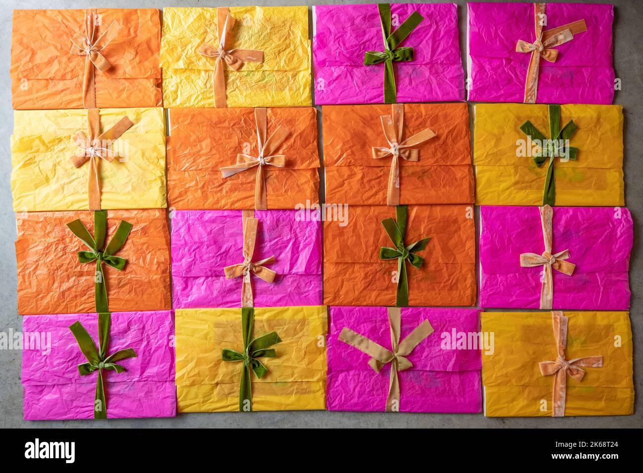 Buste multicolore decorate con nastri e archi impilati insieme Foto Stock