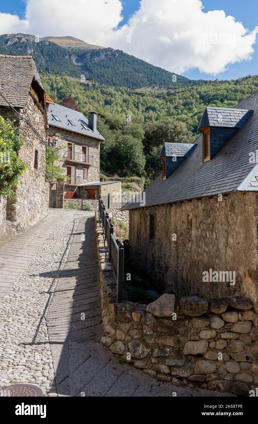 Tradizionali abitazioni di montagna spagnole, montagne dei Pirenei, Spagna Foto Stock