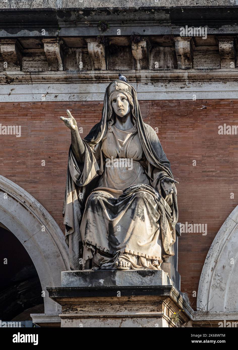 ROMA, ITALIA - 07 DICEMBRE 2019: Statue al Cimitero di campo Verano (Cimitero Monumentale al Verano) nei pressi di San Lorenzo a Roma Foto Stock