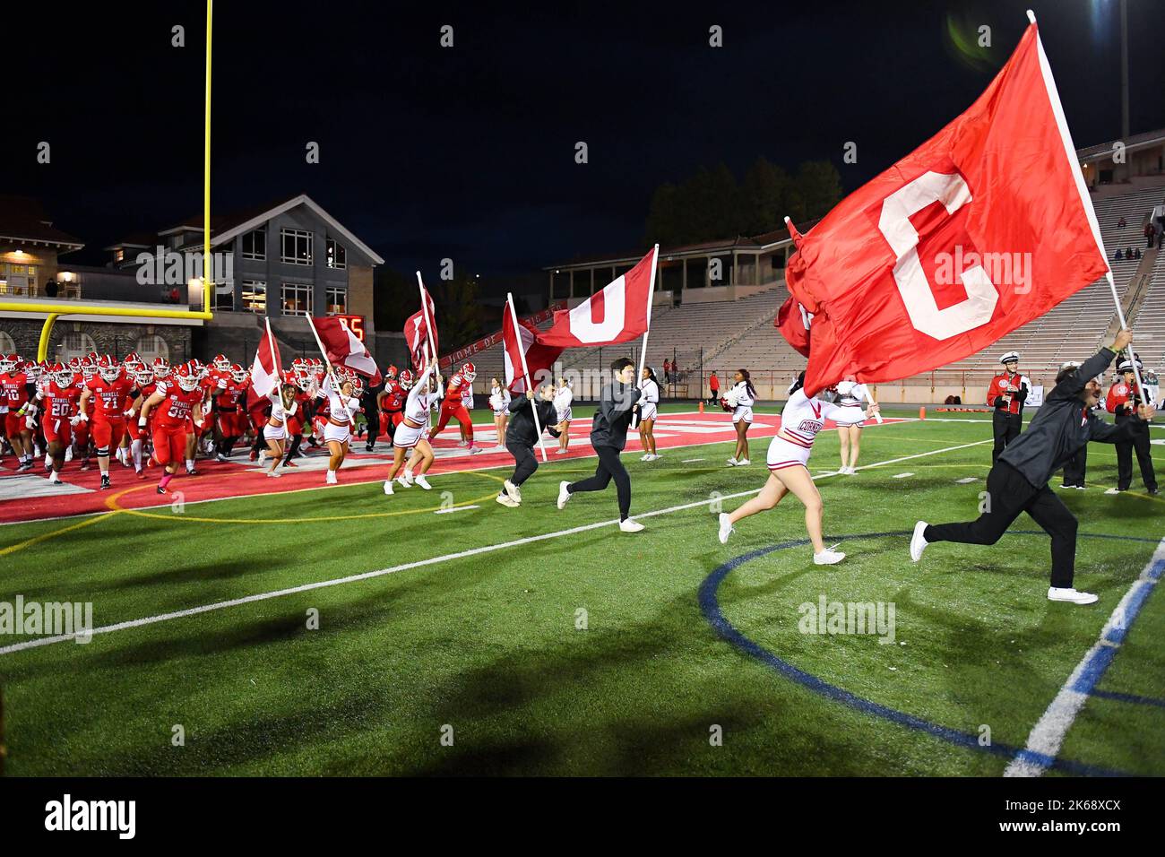 7 ottobre 2022: I giocatori di Cornell Big Red si sfidano in campo prima della partita contro l'Harvard Crimson venerdì 7 ottobre 2022 al Schoellkopf Field di Ithaca, New York. Harvard ha vinto 35-28. Rich Barnes/CSM Foto Stock