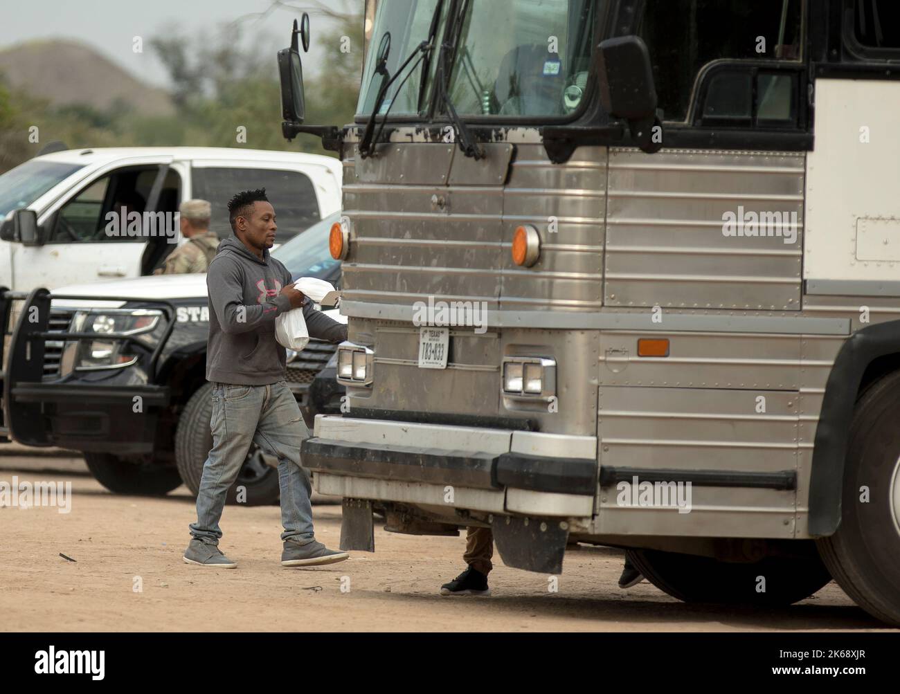 Eagle Pass, USA. 12th Ott 2022. Un migrante in cerca di asilo si trova a bordo di un autobus presso un punto di controllo a Eagle Pass, Texas, Stati Uniti, il 10 ottobre 2022. Gli autobus che trasportano migranti provenienti da stati di confine a guida repubblicana continuano ad arrivare in bastioni liberali come New York, Washington, DC e Chicago, trascinando la crisi degli immigrati statunitensi negli occhi della tempesta di battaglie partigiane in vista delle elezioni di metà mandato di novembre. Credit: Nick Wagner/Xinhua/Alamy Live News Foto Stock