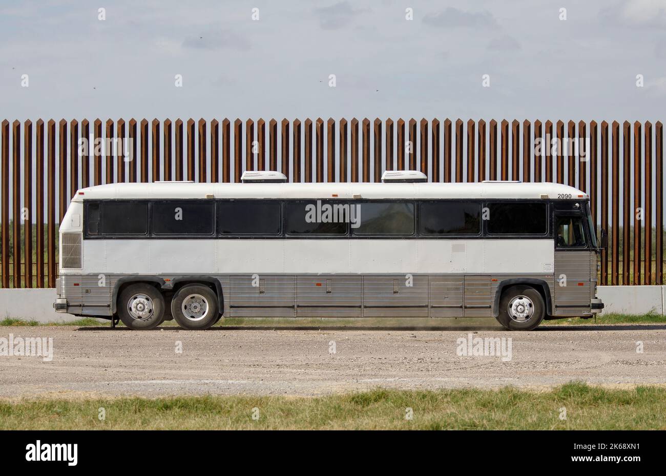 Eagle Pass, USA. 12th Ott 2022. Un autobus che trasporta i migranti è visto lungo una parte del muro di confine a Eagle Pass, Texas, Stati Uniti, il 10 ottobre 2022. Gli autobus che trasportano migranti provenienti da stati di confine a guida repubblicana continuano ad arrivare in bastioni liberali come New York, Washington, DC e Chicago, trascinando la crisi degli immigrati statunitensi negli occhi della tempesta di battaglie partigiane in vista delle elezioni di metà mandato di novembre. Credit: Nick Wagner/Xinhua/Alamy Live News Foto Stock