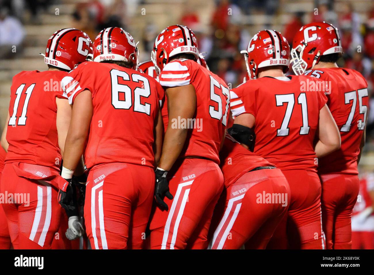 7 ottobre 2022: Il cornell Big Red offesa huddles contro l'Harvard Crimson durante il primo tempo del Venerdì, 7 ottobre 2022 al campo di Schoellkopf a Ithaca, NY. Harvard ha vinto 35-28. Rich Barnes/CSM Foto Stock