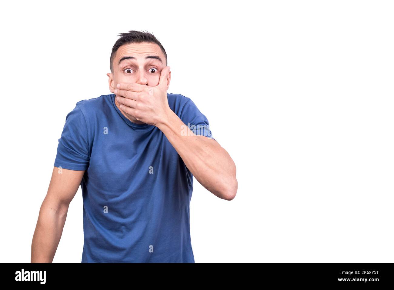 L'uomo che ricopre la bocca con espressione di sorpresa Foto Stock