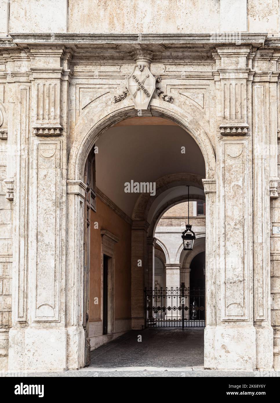 ROMA, ITALIA - 01 DICEMBRE 2019: Dettaglio architettonico dell'edificio storico, a Roma Foto Stock