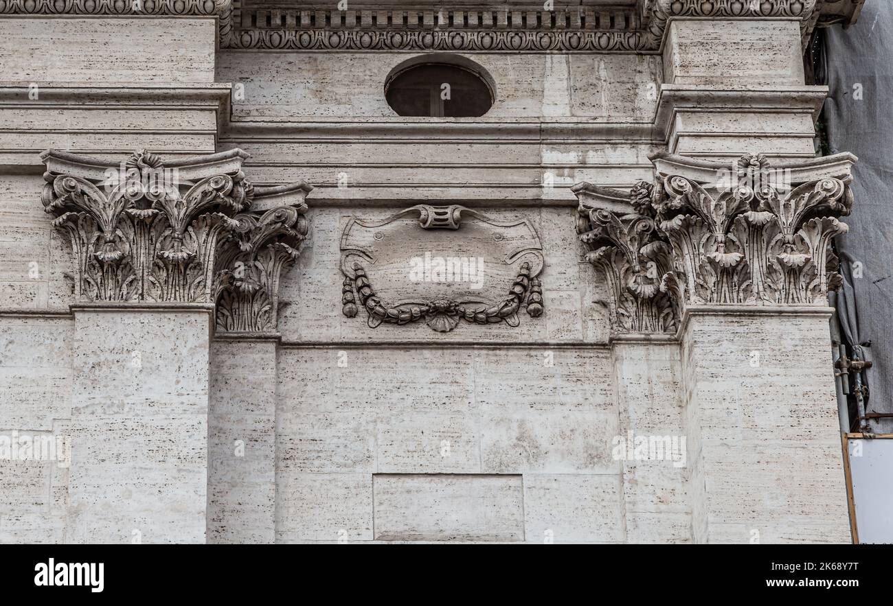ROMA, ITALIA - 01 DICEMBRE 2019: Dettaglio architettonico dell'edificio storico, a Roma Foto Stock