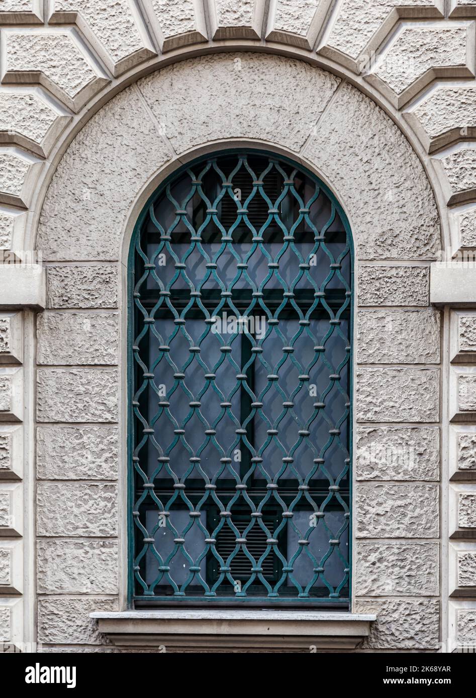 Finestre - dettaglio architettonico su edificio storico, a Roma, Italia Foto Stock