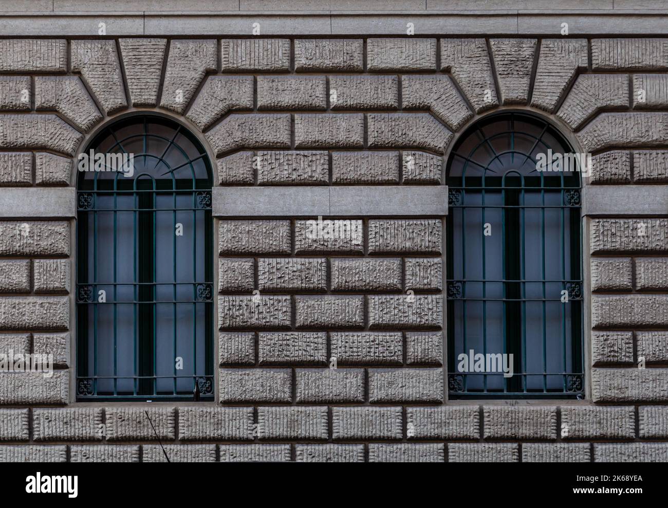 Finestre - dettaglio architettonico su edificio storico, a Roma, Italia Foto Stock