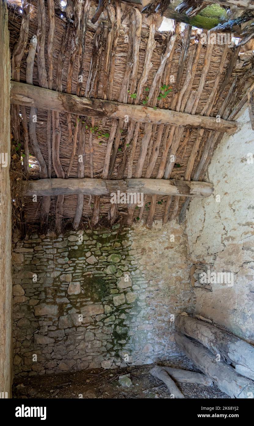 All'interno di un antico casolare spagnolo con tetto in legno a vista e pareti di argilla bianca Foto Stock
